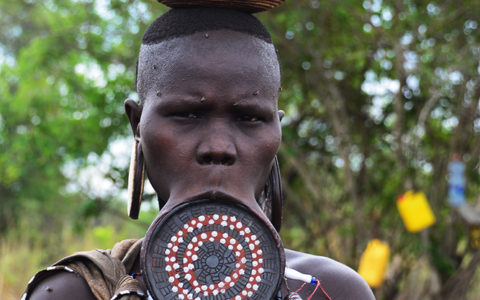 摩西Muri族 (盤嘴族)，世上最原始的部落之一。女性從10歲開始，在下唇裏放盤子。衣索比亞
