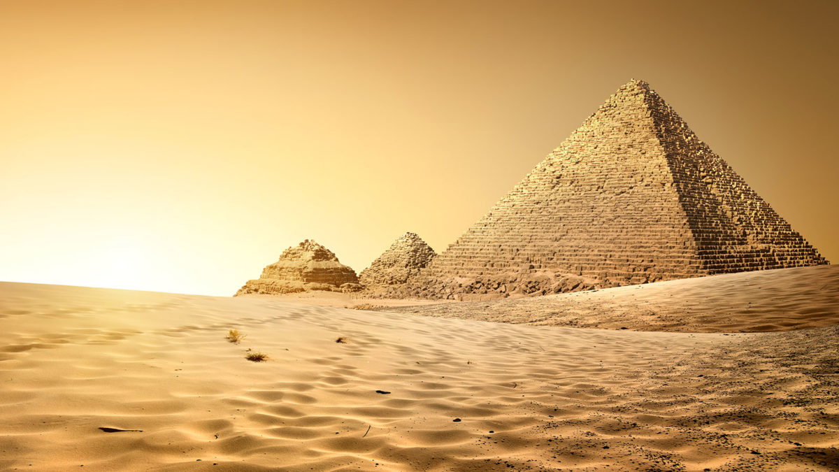 沙漠中的古埃及金字塔-埃及