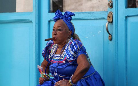 古巴女人抽雪茄