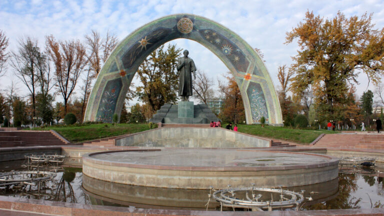 塔吉克_Rudaki_Park,_Dushanbe,_Tajikistan_Wiki_1600X900