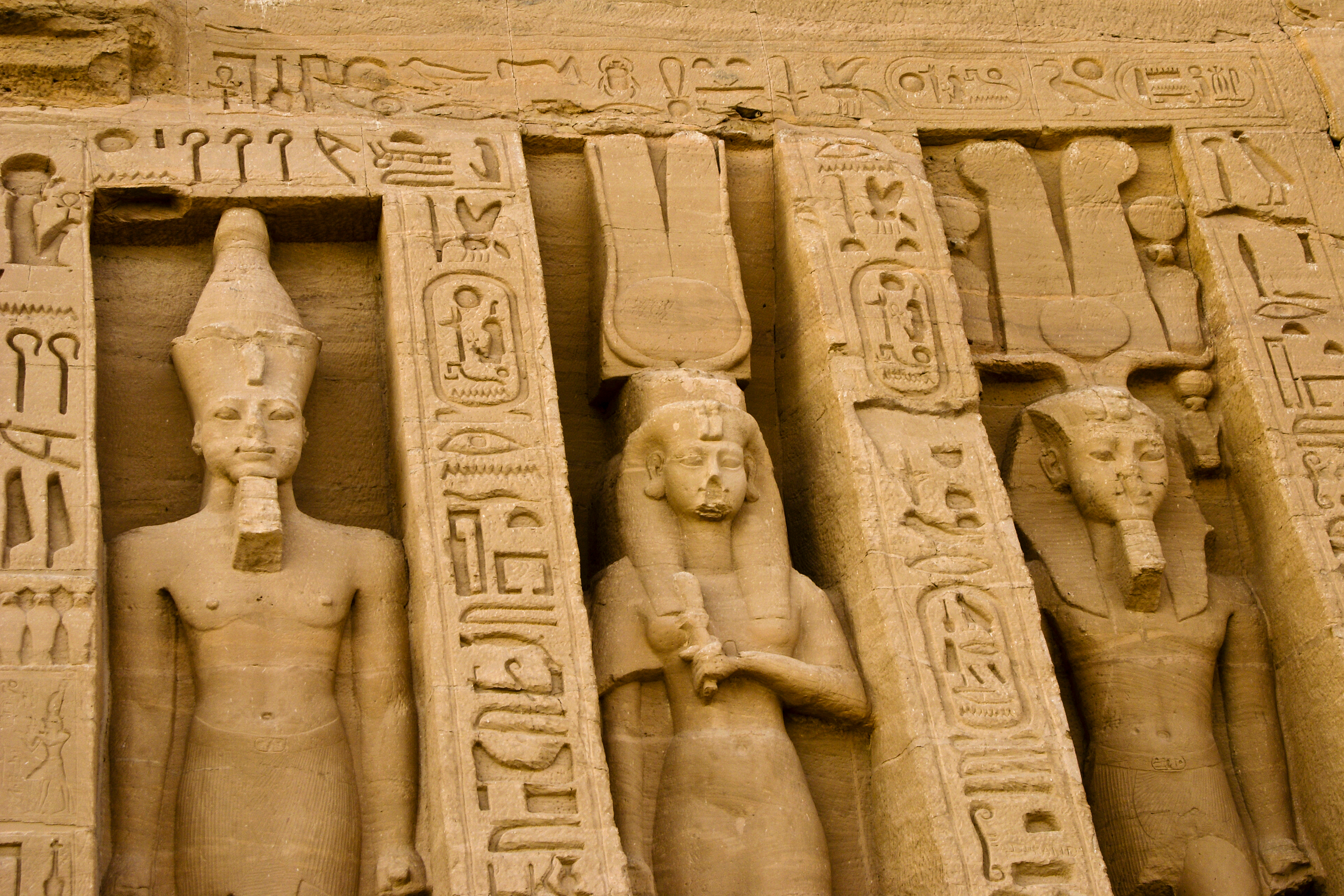 埃及阿布辛貝神殿-小神殿-法老.哈托爾.太陽神-shutterstock_778815187
