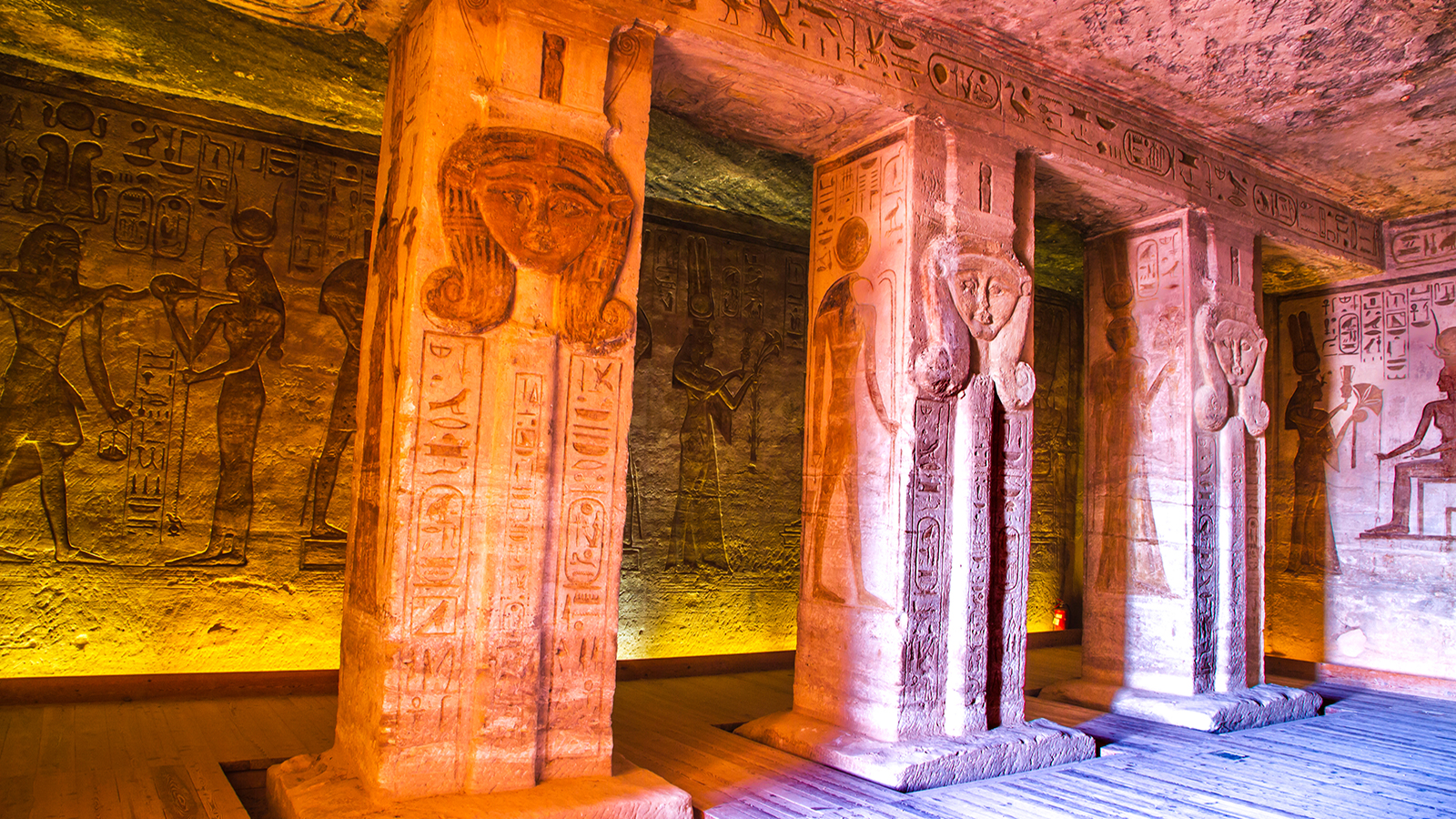 埃及阿布辛貝神殿內-shutterstock_1583812492-M