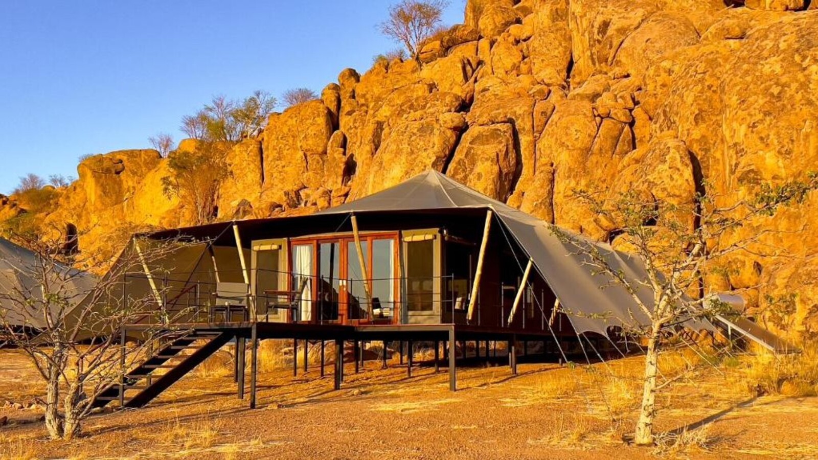 百夫長旅遊_非洲_納米比亞+維多利亞瀑布_飯店_推菲爾泉冒險營地 Twyfelfontein Adventure CampL