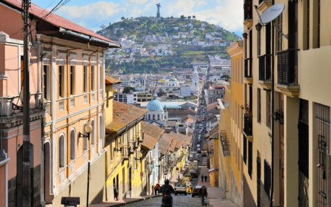 基多市南端的面包山(基多女神石雕像)_Quito_calle_García_Moreno_WIKI_1000X563