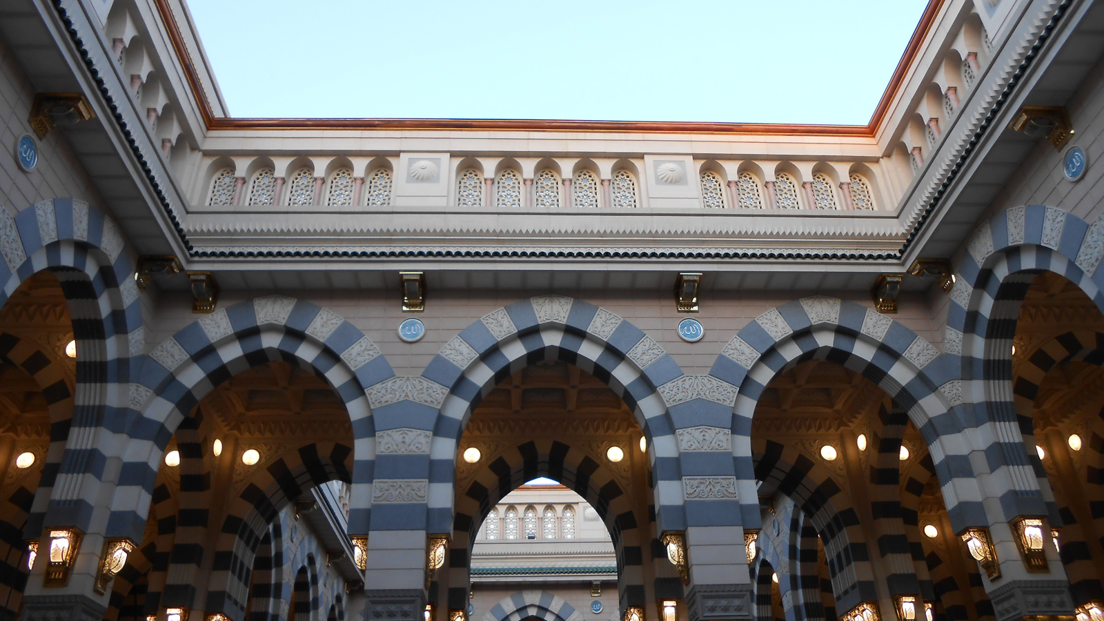 麥地那_Inside_Masjid.e.Nabavi_-_panoramio_WIKI_1600X900